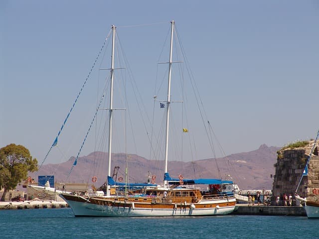 Top 3 Destinations For a Romantic Sailing in Greece